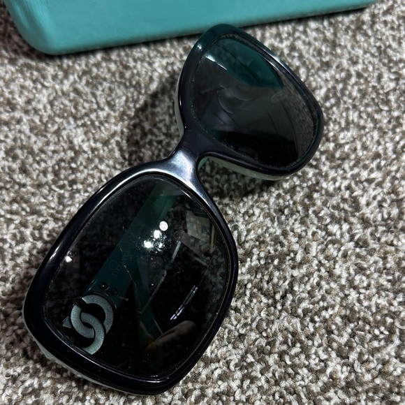 Tiffany & Co. Black Oversized Women's Sunglasses with Tiffany Blue Case - Picture 9 of 14